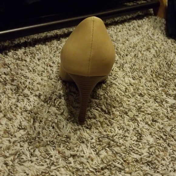 Tan heels - Picture 3 of 4